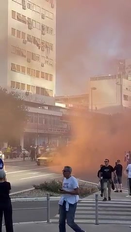 „Ustani, Adolfe“: Policija traga za devetoricom navijača Hajduka (VIDEO)