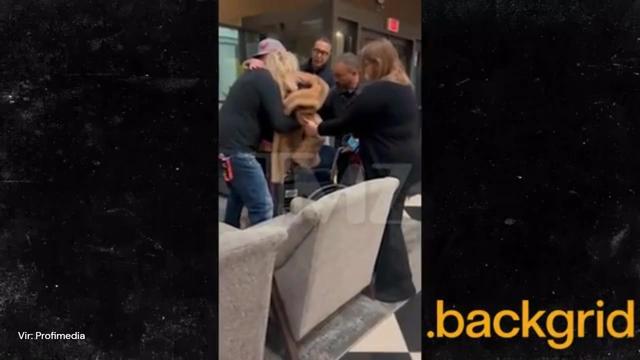 Zvezdnico iz hotela odpeljali z reševalnim vozilom