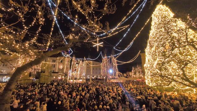 Ljubljana v praznični podobi: lučke so prižgali Janković in zakonca Golob #foto