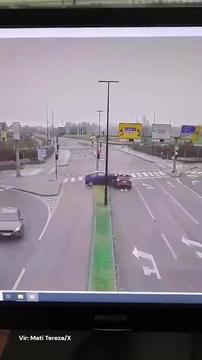 Trenutek, ko sta trčili vozili in pristali na strehi