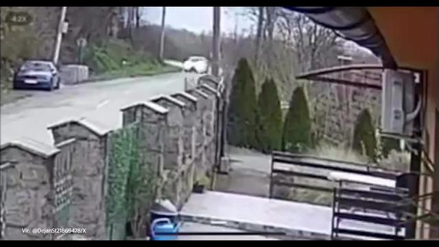 Z avtomobilom je pristal na družinski hiši