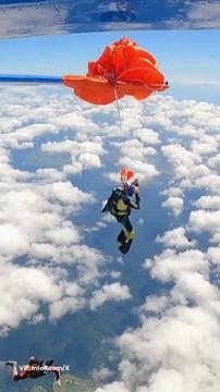 Avstralec skočil iz letala, padalo se je zataknilo za rep