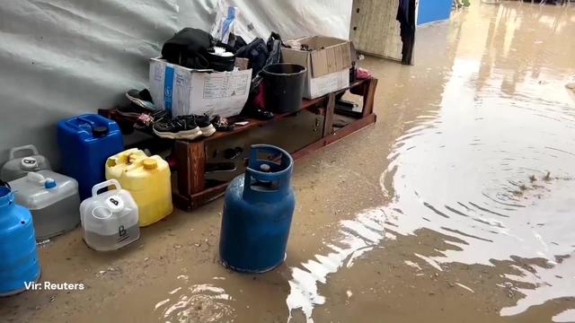 V razdejani Gazi med neurjem umrlo več ljudi