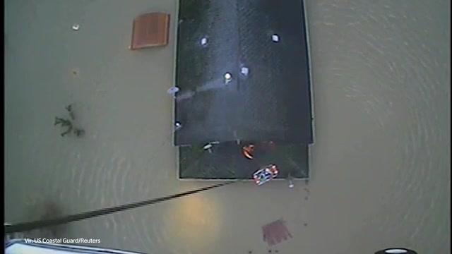 Dramatična reševalna akcija s strehe hiše