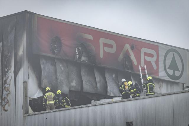 Ogromne razsežnosti požara na Letališki ulici, znanih je več podrobnosti #foto