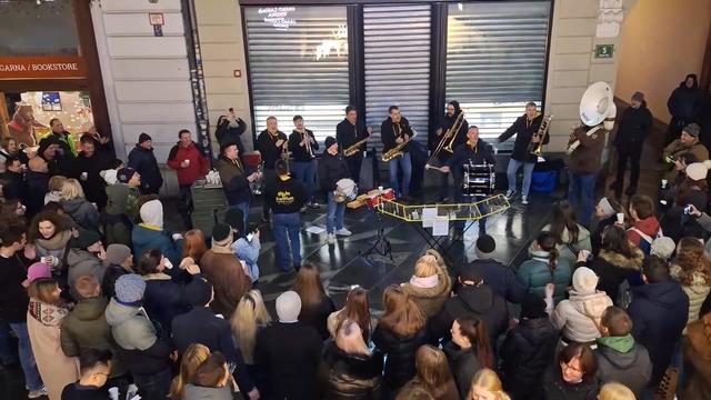 V središču Ljubljane kljub prepovedi zaigrali trubači