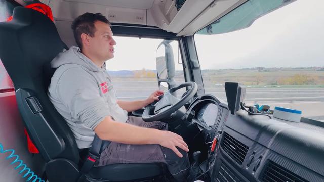 Na cesti s 15 tonami betona: kakšen je tovornjak, ki mu mnogi rečejo hruška