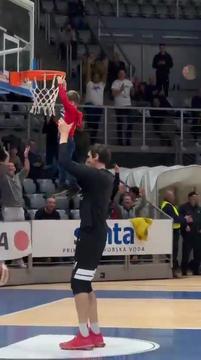 Srbski orjak v dresu Ilirije s simpatično potezo navdušil v Zadru!