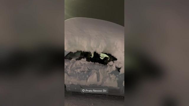 V Italiji prekriti s snegom, do hiš si kopljejo predore