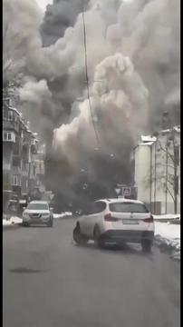 Peklenski prizor iz Ukrajine. Zelenski je besen kot ris.