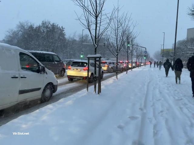 Sneži še močneje, na Vipavskem divja snežni vihar s sunki 100 kilometrov na uro!