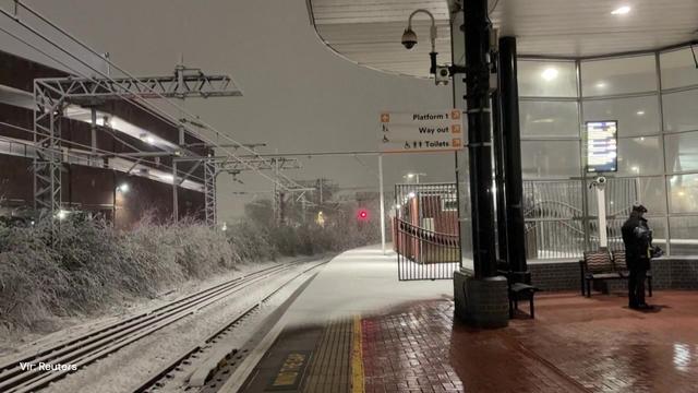 Zimska nevihta znova povzroča težave, sneži tudi ob morju