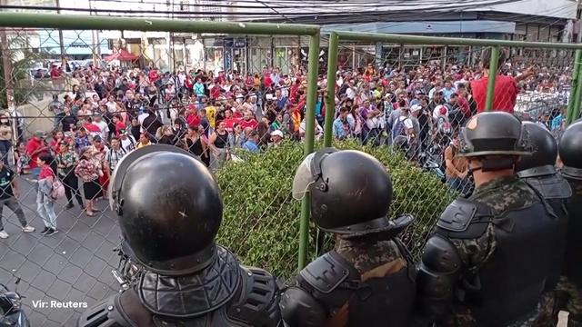 Pretresljiv posnetek: neznanec v političarko vrgel eksplozivno napravo