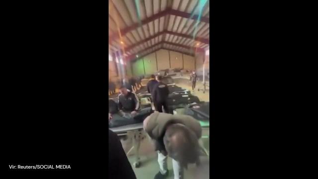 Grozljivi posnetki iz mrtvašnice: trupla ležijo na dvorišču, pokojne prikazujejo na zaslonih