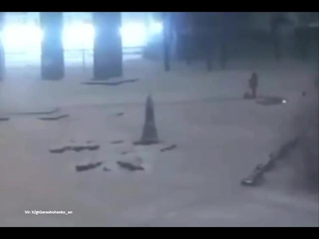 Dron priletel le nekaj metrov od komunalne delavke, ki je mirno nadaljevala delo