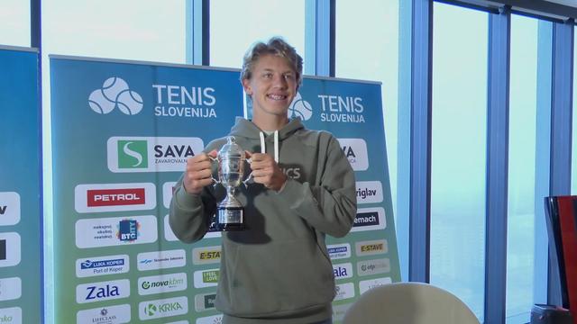 Ste vedeli? Fotogeničen pokal je 17-letni Šeško dobil samo za poziranje.