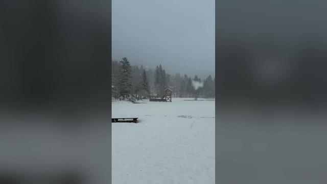 Meja sneženja se spušča, ponekod že 50 centimetrov svežega snega