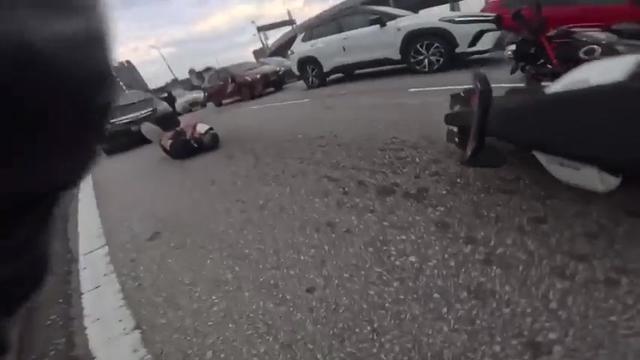 Otrok odprl vrata avtomobila in povzročil hudo nesrečo