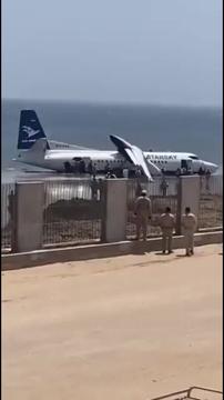 Potniško letalo strmoglavilo na plažo