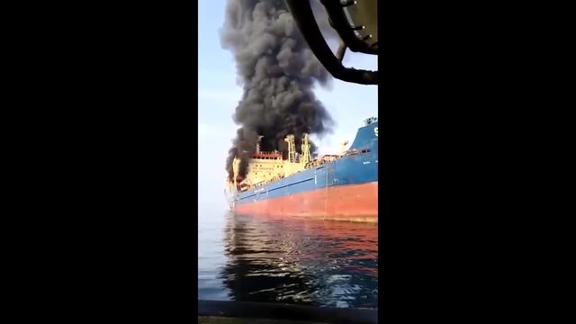 Napad na tanker pri Omanu: poškodovani, ladjarji bežijo iz Hormuške ožine