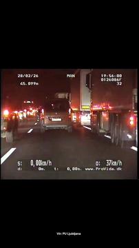 Z vožnjo po reševalnem pasu ogrožal vse okoli sebe