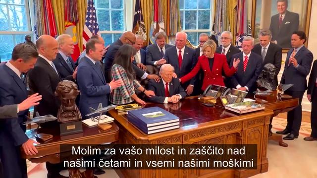 Med vojno z Iranom so v Ovalni pisarni molili za Trumpa, odzivi so burni