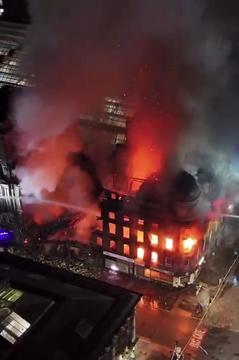 Kaos na železniški postaji: v bližini izbruhnil obsežen požar