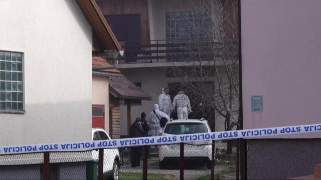 Na dvorišču hiše našli dve trupli #foto