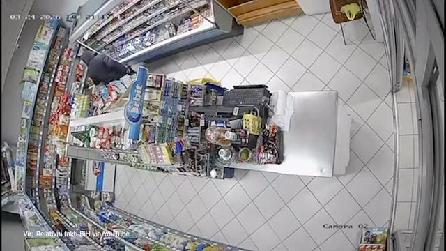 Prodajalka se je uprla nasilnemu roparju z avtomatsko puško
