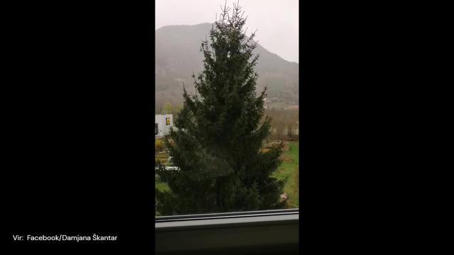 Na Gorenjskem zapirajo šole in vrtce. Več tisoč ljudi brez elektrike. #vŽivo