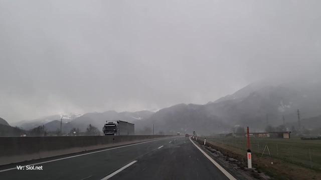 Ogromne razsežnosti silovitega vetra: 24 tisoč ljudi brez elektrike