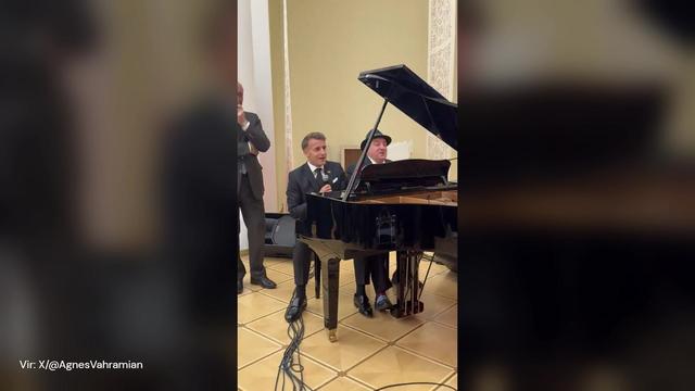 Emmanuel Macron navdušil s pevskim talentom