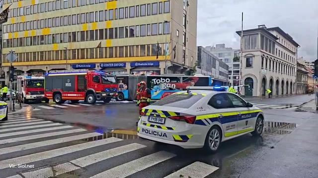 Mestni avtobus do smrti povozil dekle. Direktor LPP: Zgodila se je tragedija.