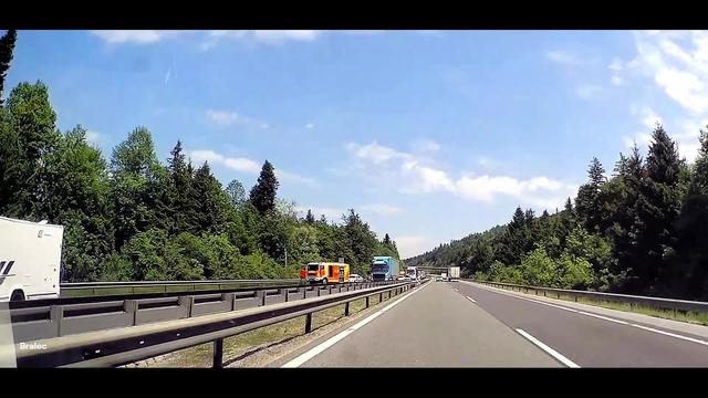 Smrtna nesreča na primorki: v voznika na počasnem pasu trčil tovornjak #foto