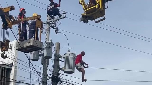 Drama na Filipinih: Slovenec splezal na električne vode