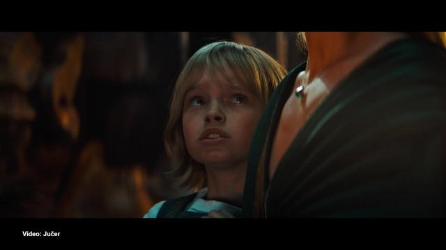 Film, ki brez sramu prizna, da je neumen – in je zato zabaven