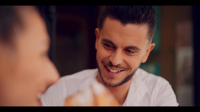 Kdo je postavni Tržačan, ki je zapeljal Avsenikovo pevko?