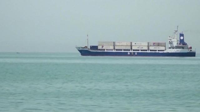 Iranske ladje naj bi prečkale območje ameriške blokade v Omanskem zalivu #vŽivo