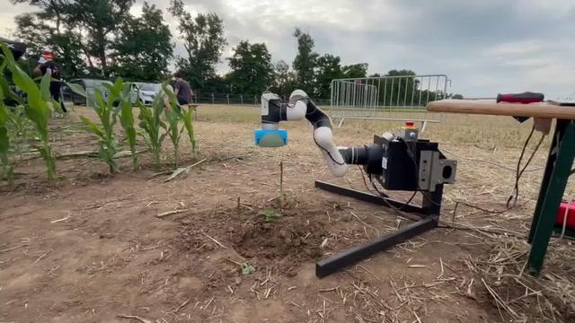 Ta slovenski robot bi lahko spremenil kmetijstvo