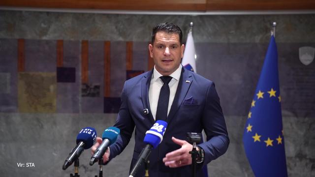 Resni.ca predlaga prepoved izobešanja zastav brez pravne podlage