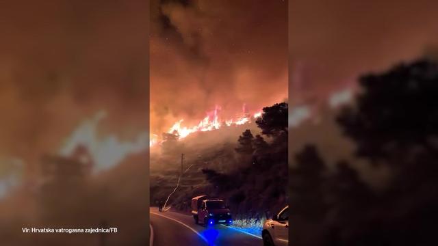 Obsežen požar na hrvaškem otoku: na delu 70 gasilcev in tri letala, prihaja dodatna pomoč