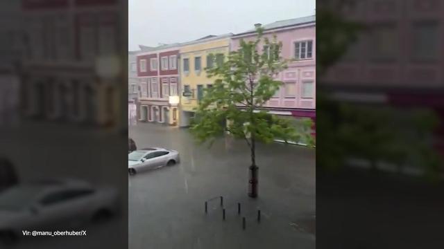 Drama pri sosedih: plaz odnesel avtobus, voznika odpeljali v bolnišnico #foto