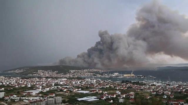 Na hrvaškem otoku še vedno dramatično, v zraku dva kanaderja