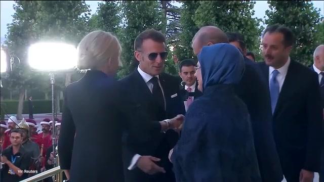 Macron v nerodnem položaju: Erdoganova žena je zavrnila njegov poljub