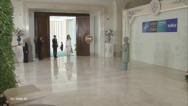 Janša zadovoljen z vrhom zveze Nato, njegova žena blestela v belem