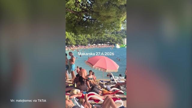 Plaža v Makarski poka po šivih že ob 11. dopoldne: 