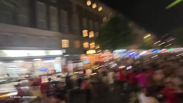 Kaos v Londonu po zmagi Francije nad Marokom, v Parizu praznovali mirno