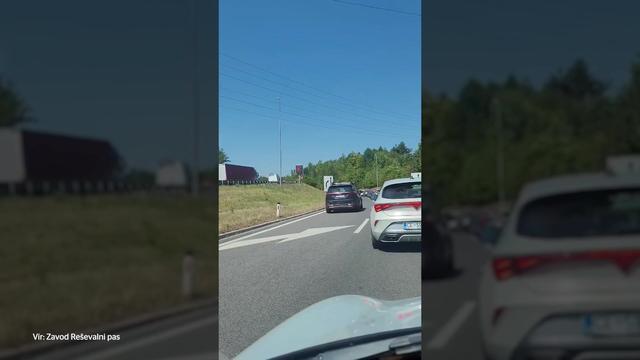 Skrajno nevarno početje voznika na avtocesti, ki se je želel izogniti zastoju