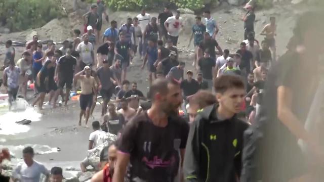 Kaos na španski meji, policisti nemočni proti tisočim migrantom #foto