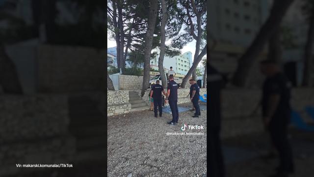 V Makarski v jutranjih urah s plaž odstranjujejo predmete, mogoče so tudi visoke globe